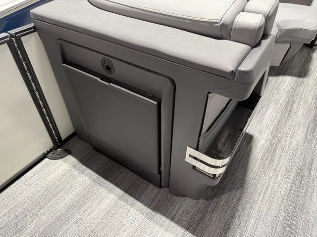 Slide: The Image of Bennington M Quad Bench 22 MFB Tritoon 2025 - 13