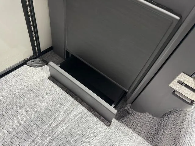 Slide: The Image of Bennington M Quad Bench 22 MFB Tritoon 2025 - 16