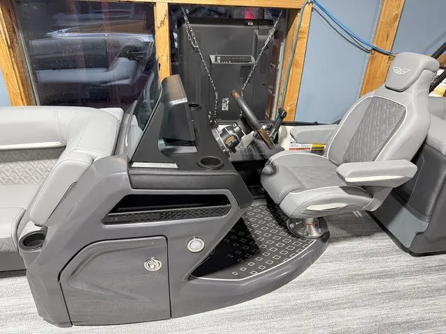 Slide: The Image of Bennington M Quad Bench 22 MFB Tritoon 2025 - 20