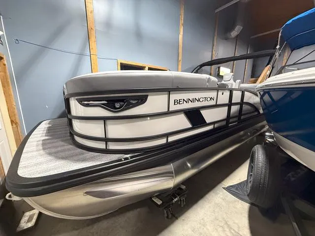 Slide: The Image of Bennington M Quad Bench 22 MFB Tritoon 2025 - 5