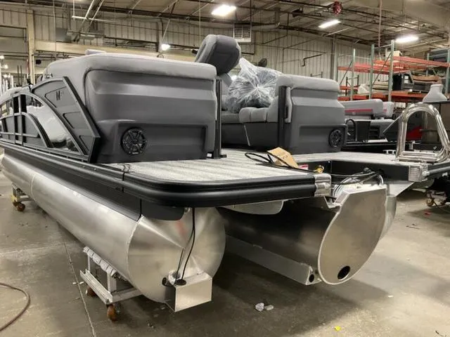 Slide: The Image of Bennington M Quad Bench 24 MFB Tritoon 2025 - 5