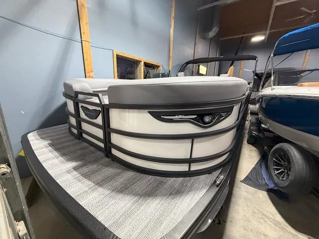 The Image of Bennington M Quad Bench 22 MFB Tritoon 2025 - 1