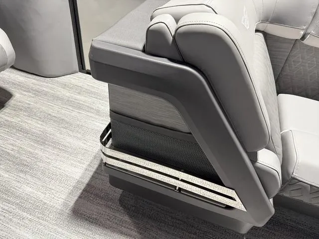 Slide: The Image of Bennington M Quad Bench 22 MFB Tritoon 2025 - 12