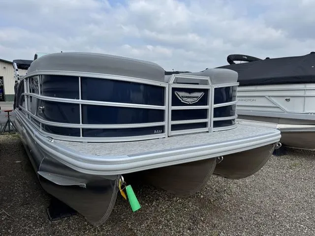 The Image of Bennington M Quad Bench 22 MFB Tritoon 2025 - 1