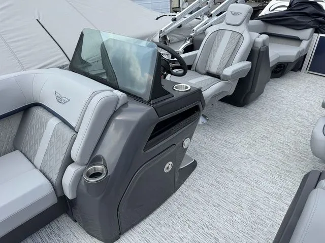 Slide: The Image of Bennington M Quad Bench 22 MFB Tritoon 2025 - 10