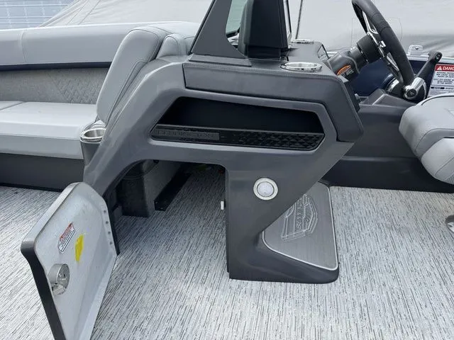 Slide: The Image of Bennington M Quad Bench 22 MFB Tritoon 2025 - 11