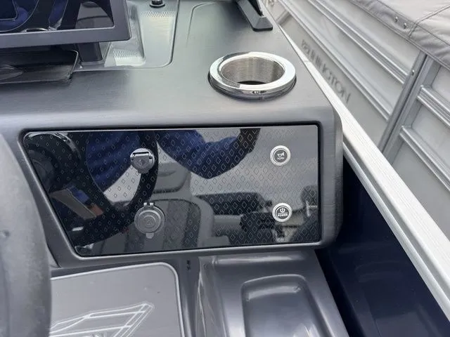 Slide: The Image of Bennington M Quad Bench 22 MFB Tritoon 2025 - 16