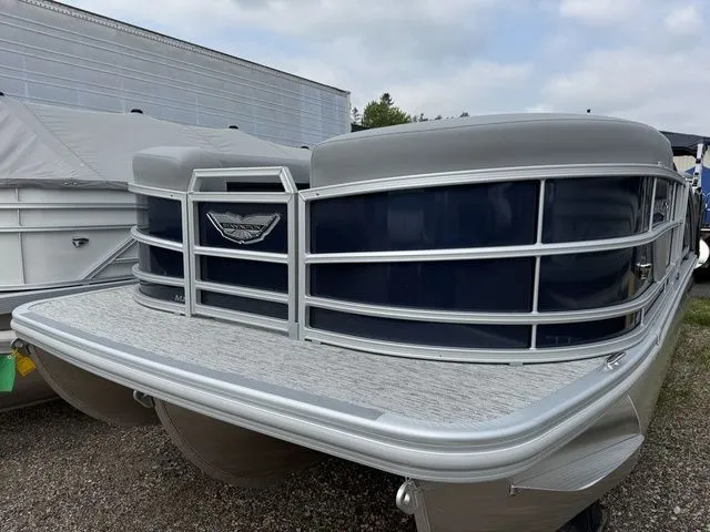 Slide: The Image of Bennington M Quad Bench 22 MFB Tritoon 2025 - 3