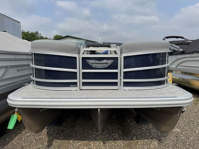 Slide: The Image of Bennington M Quad Bench 22 MFB Tritoon 2025 - 4