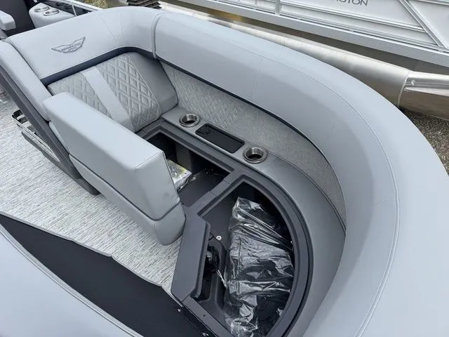 Slide: The Image of Bennington M Quad Bench 22 MFB Tritoon 2025 - 9