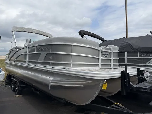 The Image of Bennington M Quad Bench 24 MFB Tritoon 2025 - 1