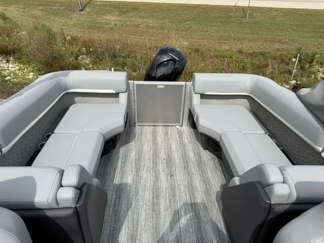 Slide: The Image of Bennington M Quad Bench 24 MFB Tritoon 2025 - 23