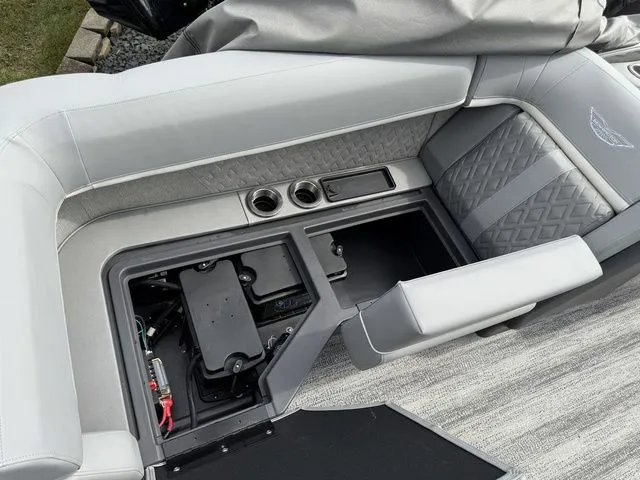 Slide: The Image of Bennington M Quad Bench 24 MFB Tritoon 2025 - 27