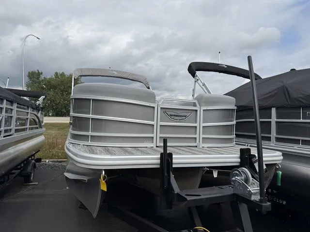 Slide: The Image of Bennington M Quad Bench 24 MFB Tritoon 2025 - 3