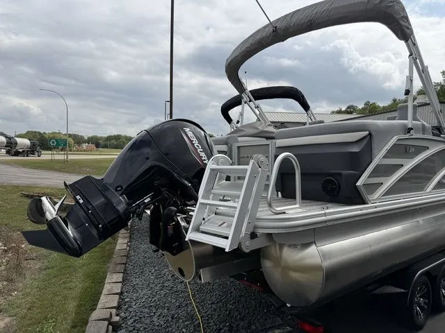 Slide: The Image of Bennington M Quad Bench 24 MFB Tritoon 2025 - 32