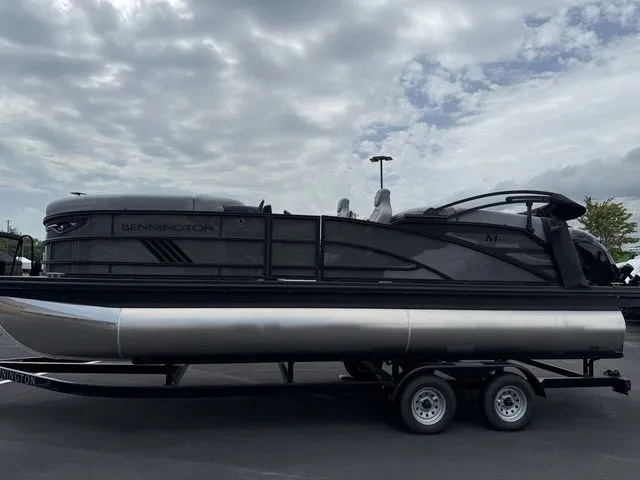 The Image of Bennington M Quad Bench 22 MFB Tritoon 2025 - 1