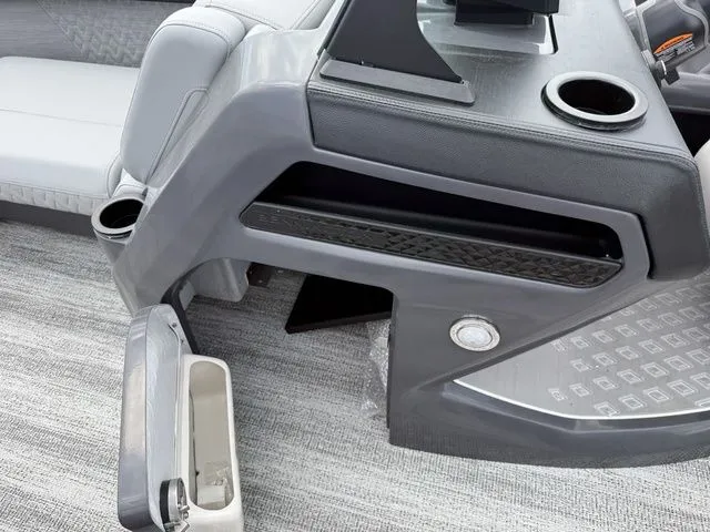 Slide: The Image of Bennington M Quad Bench 22 MFB Tritoon 2025 - 17