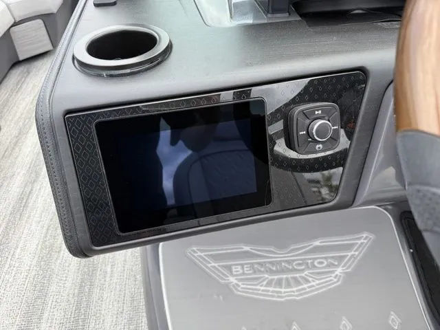 Slide: The Image of Bennington M Quad Bench 22 MFB Tritoon 2025 - 19