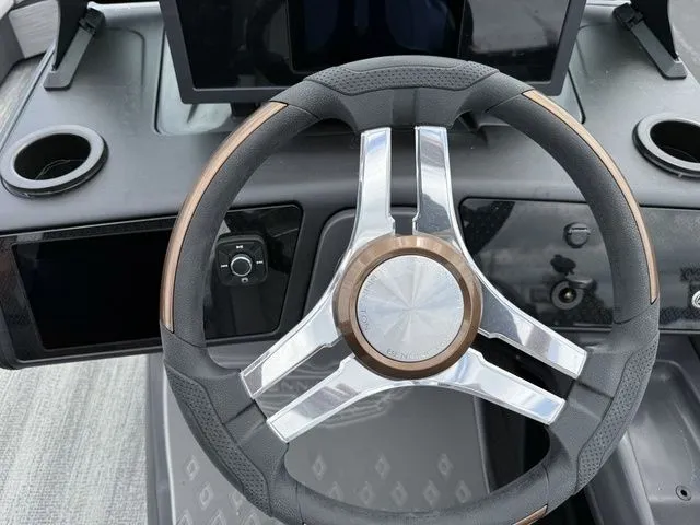 Slide: The Image of Bennington M Quad Bench 22 MFB Tritoon 2025 - 20