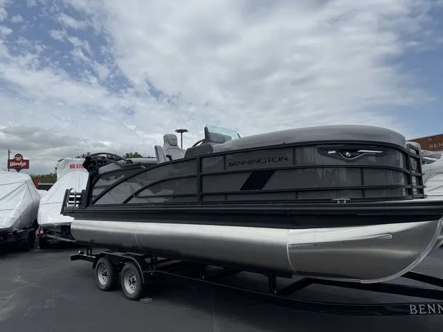 Slide: The Image of Bennington M Quad Bench 22 MFB Tritoon 2025 - 5