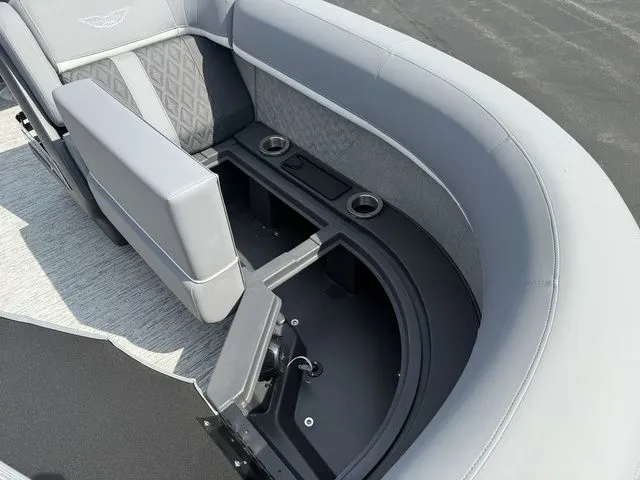 Slide: The Image of Bennington M Quad Bench 22 MFB Tritoon 2025 - 11