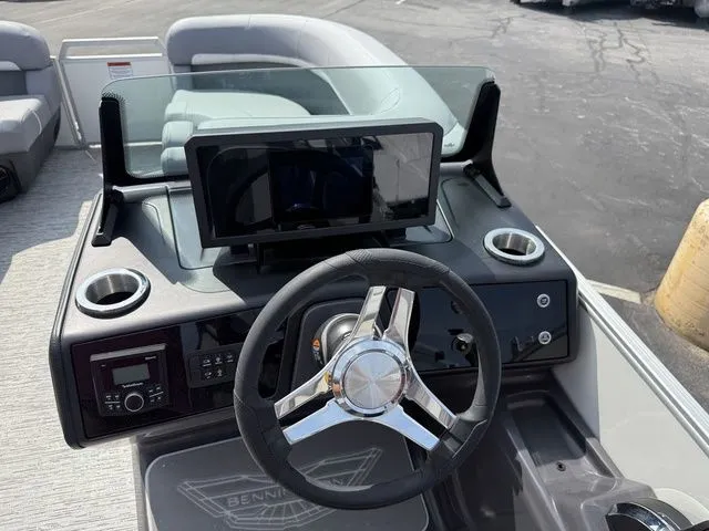 Slide: The Image of Bennington M Quad Bench 22 MFB Tritoon 2025 - 16