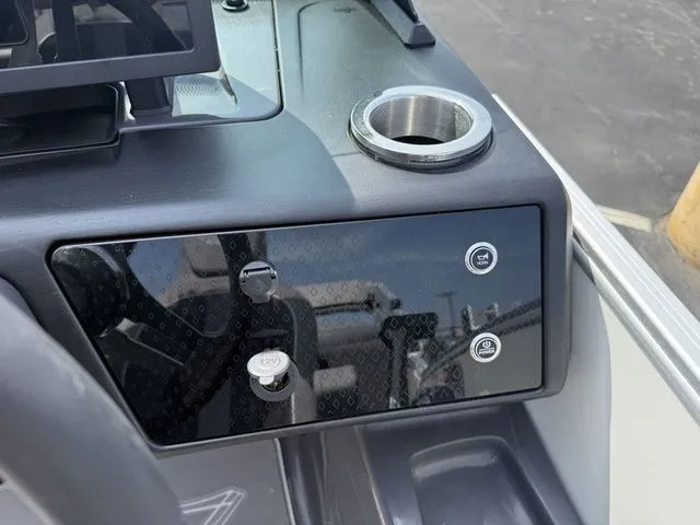 Slide: The Image of Bennington M Quad Bench 22 MFB Tritoon 2025 - 19