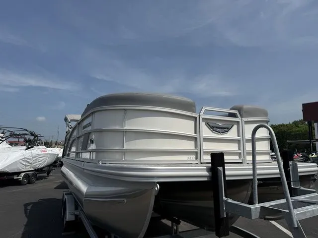 Slide: The Image of Bennington M Quad Bench 22 MFB Tritoon 2025 - 3