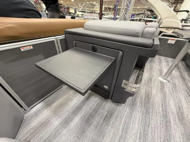 Slide: The Image of Bennington M Swingback 22 MSB Tritoon 2025 - 13