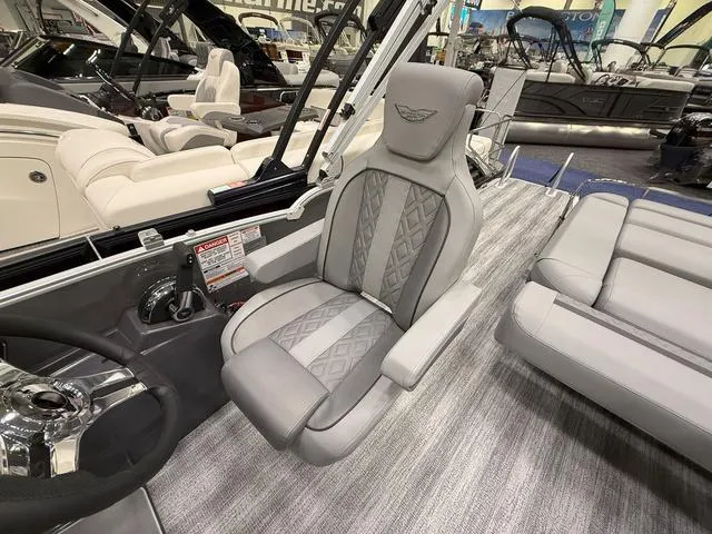 Slide: The Image of Bennington M Swingback 22 MSB Tritoon 2025 - 15