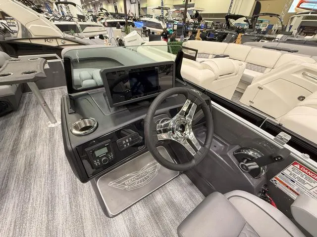 Slide: The Image of Bennington M Swingback 22 MSB Tritoon 2025 - 16