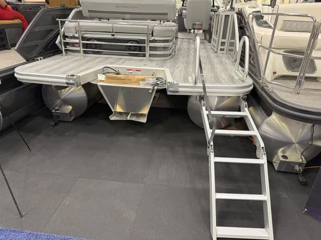 Slide: The Image of Bennington M Swingback 22 MSB Tritoon 2025 - 24