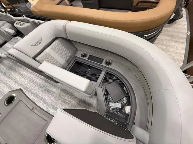 Slide: The Image of Bennington M Swingback 22 MSB Tritoon 2025 - 6