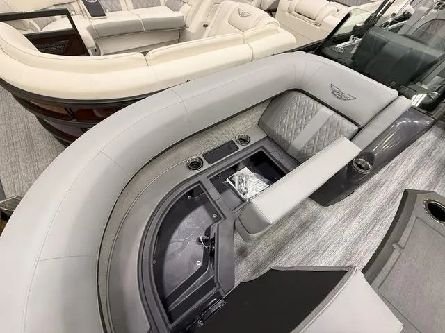 Slide: The Image of Bennington M Swingback 22 MSB Tritoon 2025 - 8