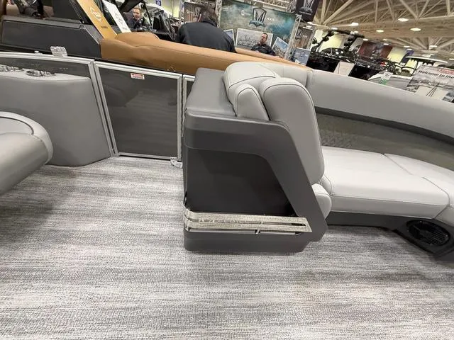 Slide: The Image of Bennington M Swingback 22 MSB Tritoon 2025 - 9