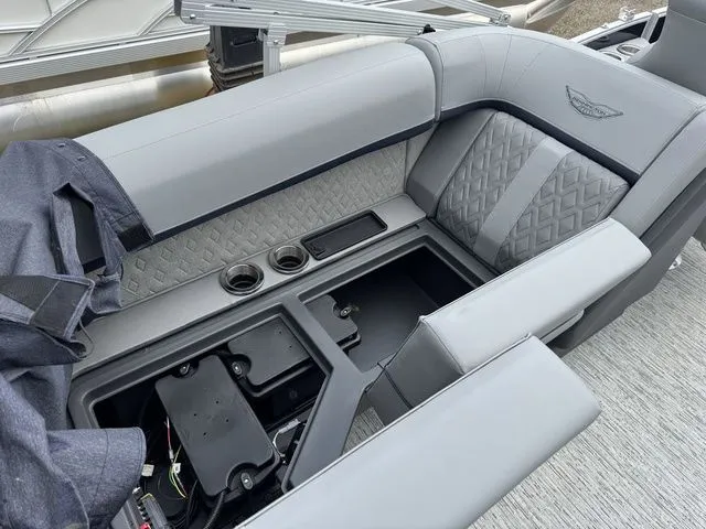 Slide: The Image of Bennington M Quad Bench 22 MFB Tritoon 2025 - 21