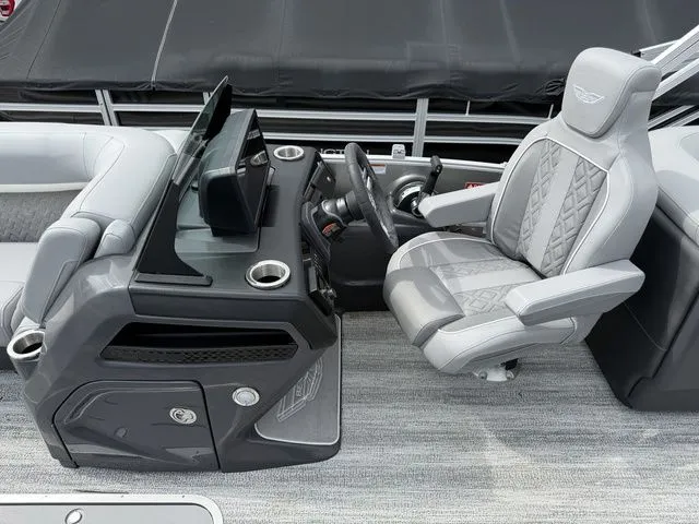 Slide: The Image of Bennington M Quad Bench 24 MFB Tritoon 2025 - 11