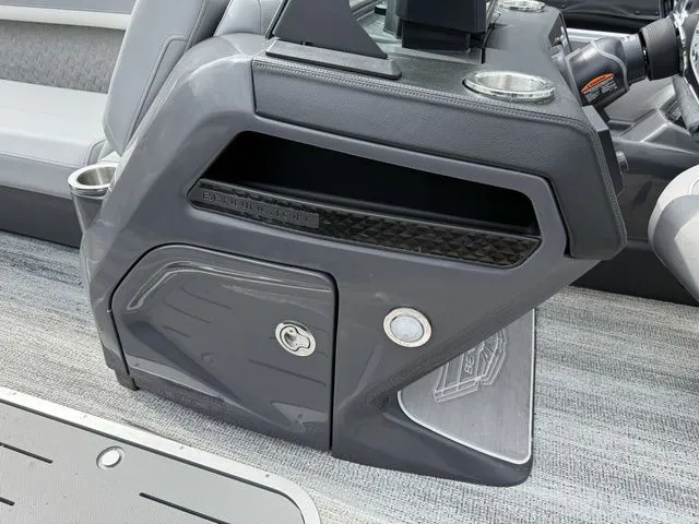 Slide: The Image of Bennington M Quad Bench 24 MFB Tritoon 2025 - 12