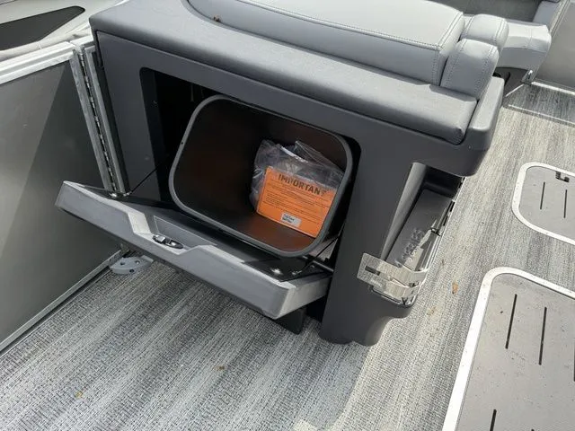 Slide: The Image of Bennington M Quad Bench 24 MFB Tritoon 2025 - 19