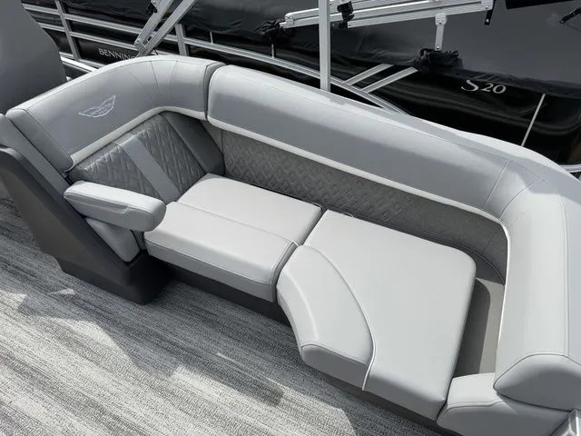 Slide: The Image of Bennington M Quad Bench 24 MFB Tritoon 2025 - 24