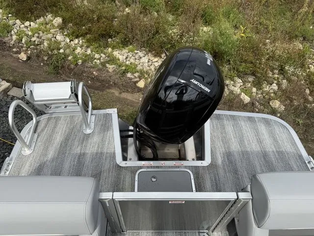 Slide: The Image of Bennington M Quad Bench 24 MFB Tritoon 2025 - 28