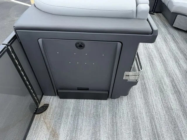 Slide: The Image of Bennington M Quad Bench 22 MFB Tritoon 2025 - 14