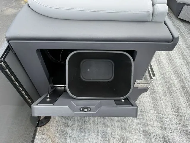 Slide: The Image of Bennington M Quad Bench 22 MFB Tritoon 2025 - 15