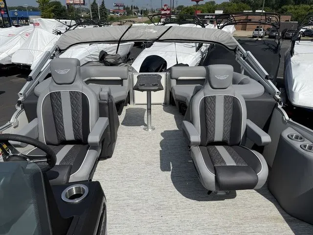 Slide: The Image of Bennington M Quad Bench 22 MFB Tritoon 2025 - 12