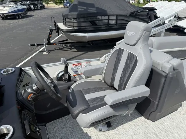 Slide: The Image of Bennington M Quad Bench 22 MFB Tritoon 2025 - 15