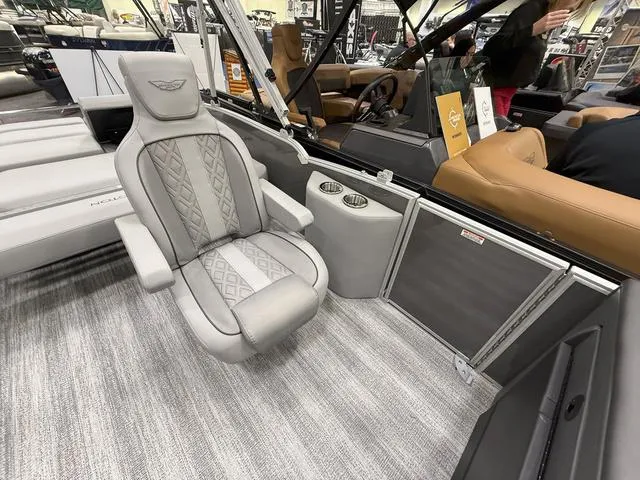 Slide: The Image of Bennington M Swingback 22 MSB Tritoon 2025 - 10