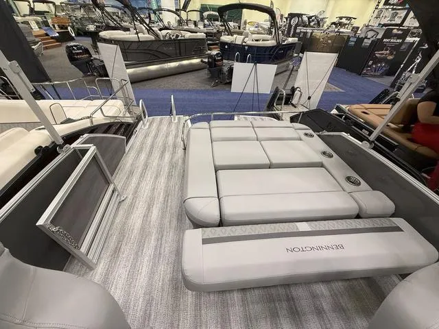 Slide: The Image of Bennington M Swingback 22 MSB Tritoon 2025 - 17