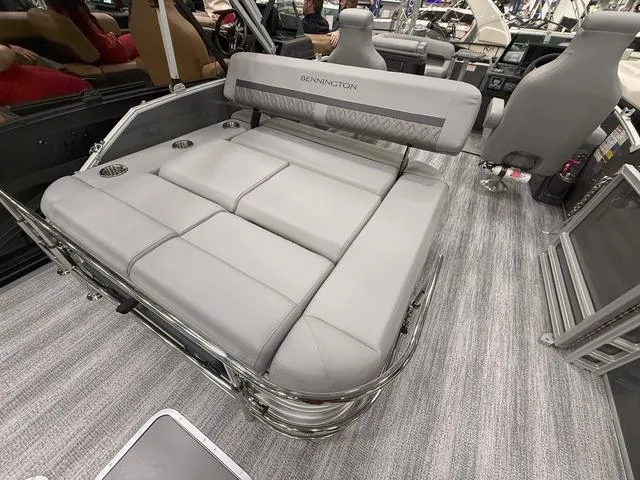 Slide: The Image of Bennington M Swingback 22 MSB Tritoon 2025 - 18