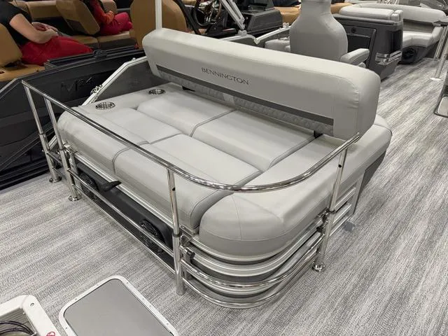 Slide: The Image of Bennington M Swingback 22 MSB Tritoon 2025 - 22