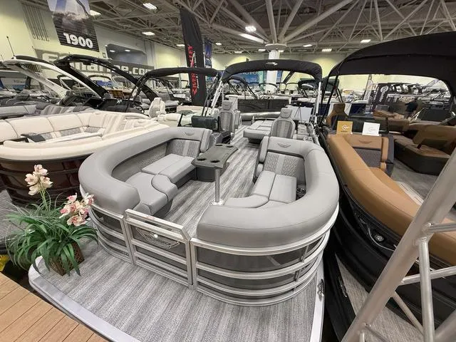 Slide: The Image of Bennington M Swingback 22 MSB Tritoon 2025 - 3